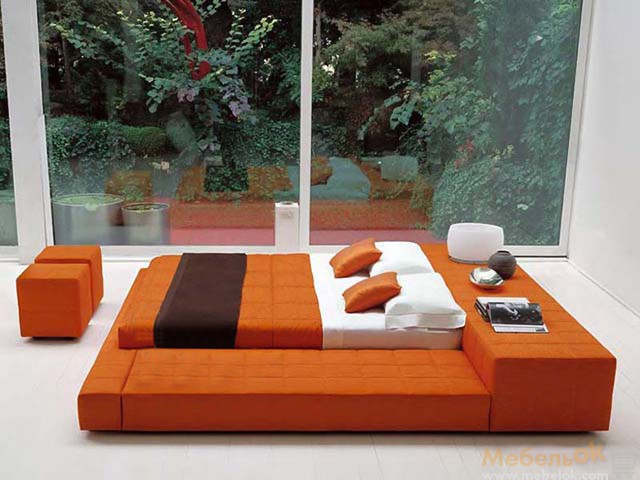 Grand lit podium pour deux