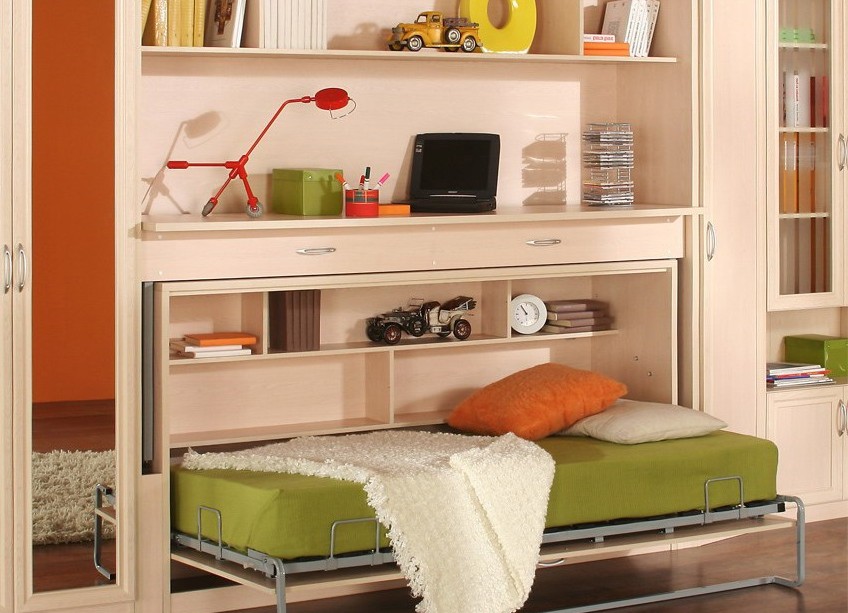 Chambre d'enfants avec un lit sur une table