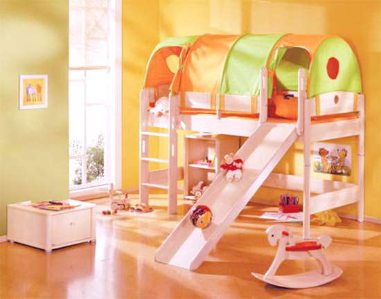 Lit mezzanine pour enfants avec armoire et table dans la chambre des enfants