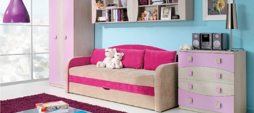 Canapé avec pare-chocs dans la chambre des enfants