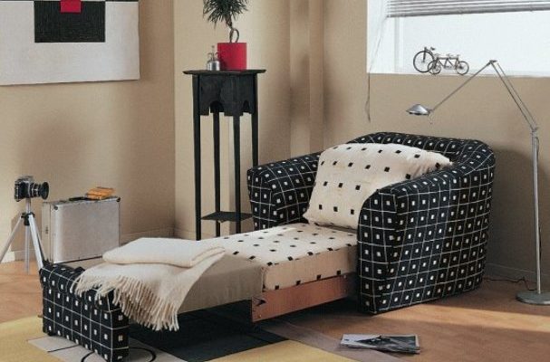 Fauteuil lit à l'intérieur de la chambre