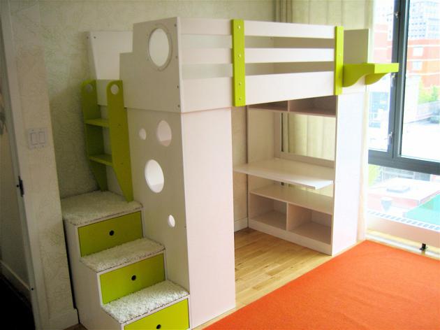 Lit enfant en mezzanine avec espace de travail