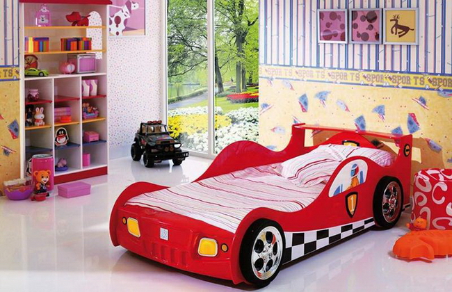 Un lit pour un garçon en forme de voiture