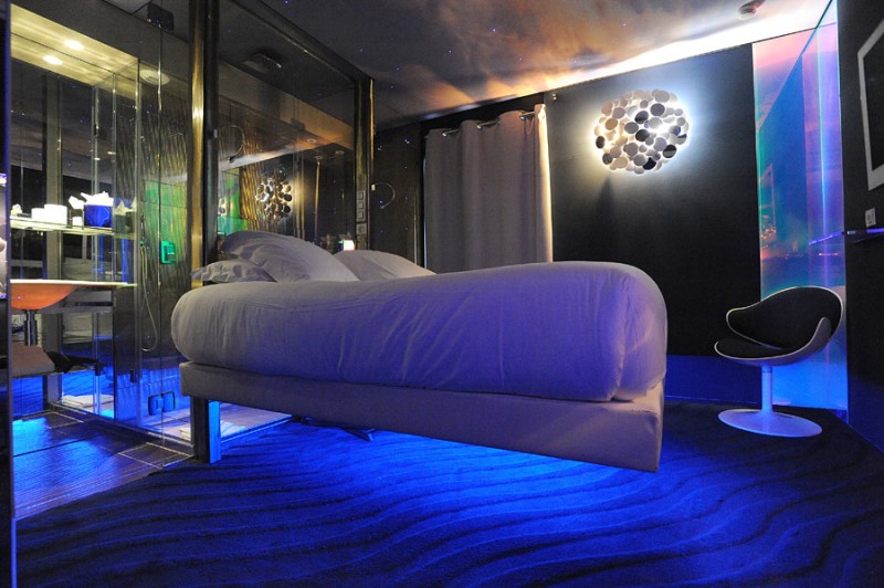 Un lit flottant dans les airs