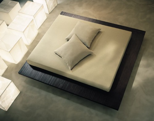 Lit podium au centre de la pièce