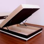 Lit avec mécanisme de levage