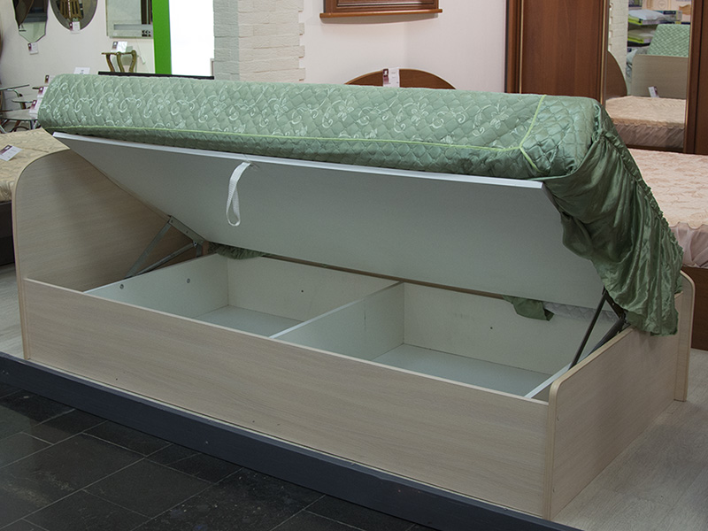 Lit avec mécanisme de levage