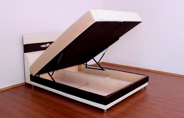 Lit avec mécanisme de levage