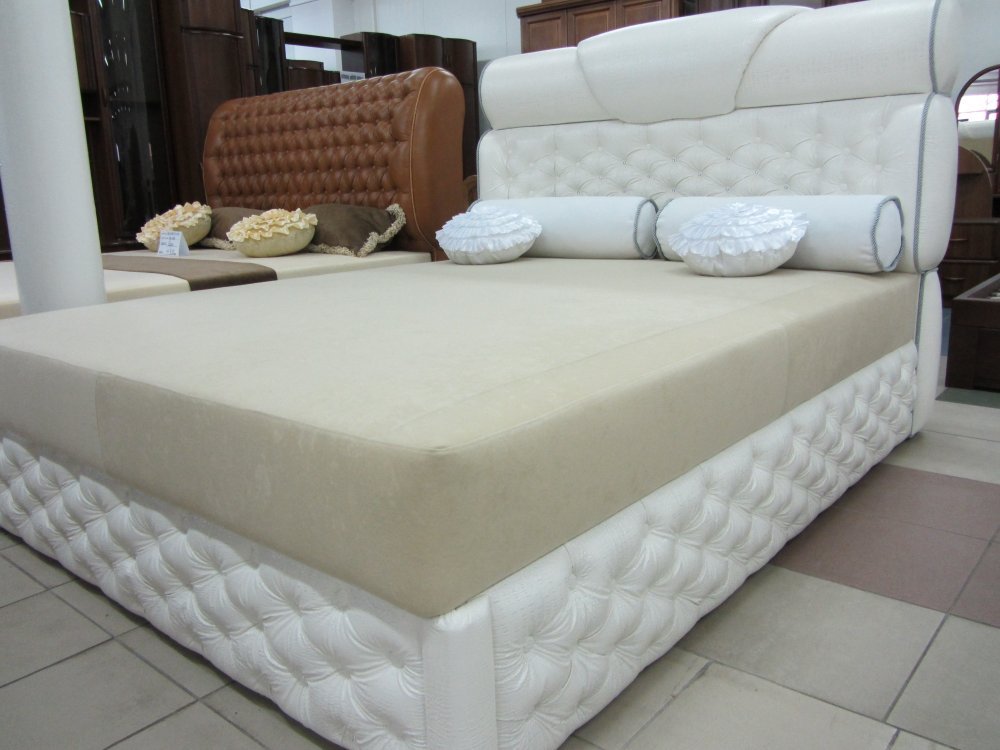 Lit avec mécanisme de levage