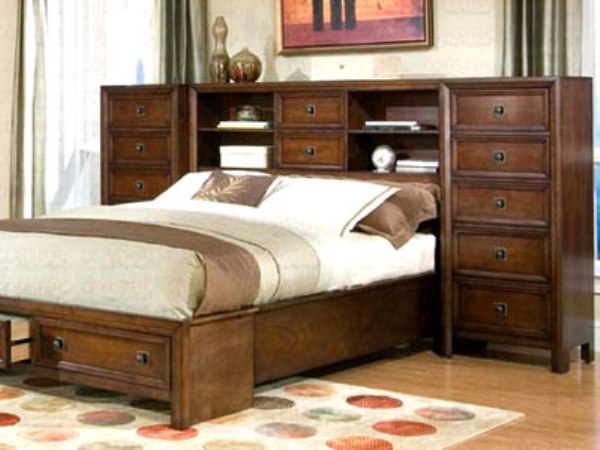 Lit avec table de chevet - confortable et pratique