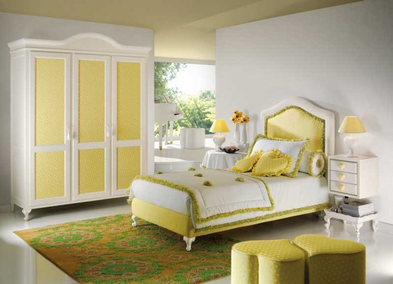 Un lit dans une chambre d'enfant lumineuse aux tons jaunes