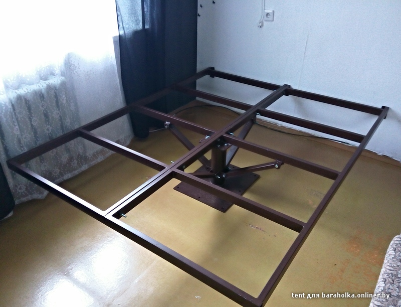 Lit volant sur socle en métal