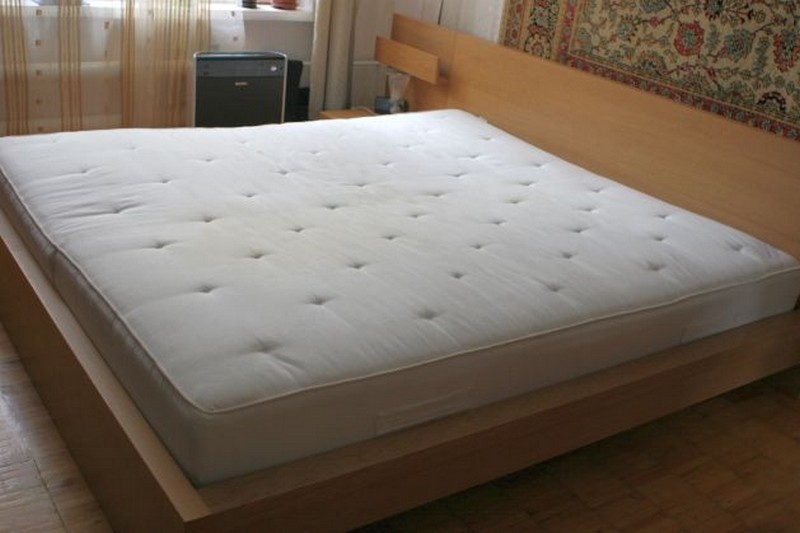 Matelas dans la chambre