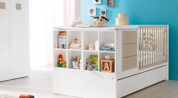 Quel est le confort d'un lit de bébé avec une couche et une commode