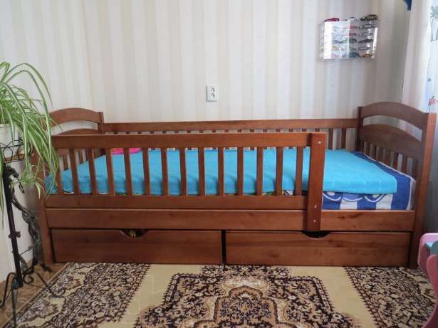 Lit simple avec côtés