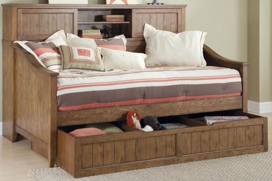 Lit simple avec étagères et tiroirs