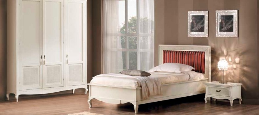 Lit simple dans la chambre