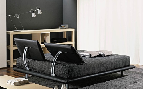 Un podium sous le lit peut être placé dans une grande chambre