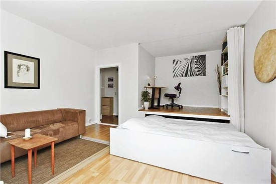 Podium avec lit gigogne à l'intérieur