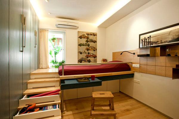 Le podium avec un couchage au-dessus est équipé de tiroirs coulissants