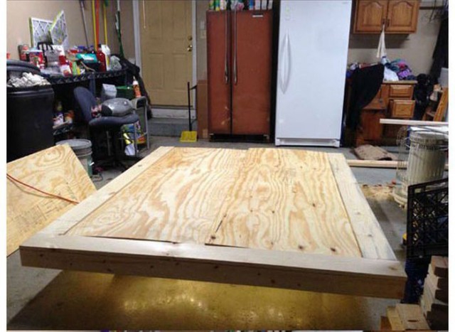 Le contreplaqué est placé sur le cadre