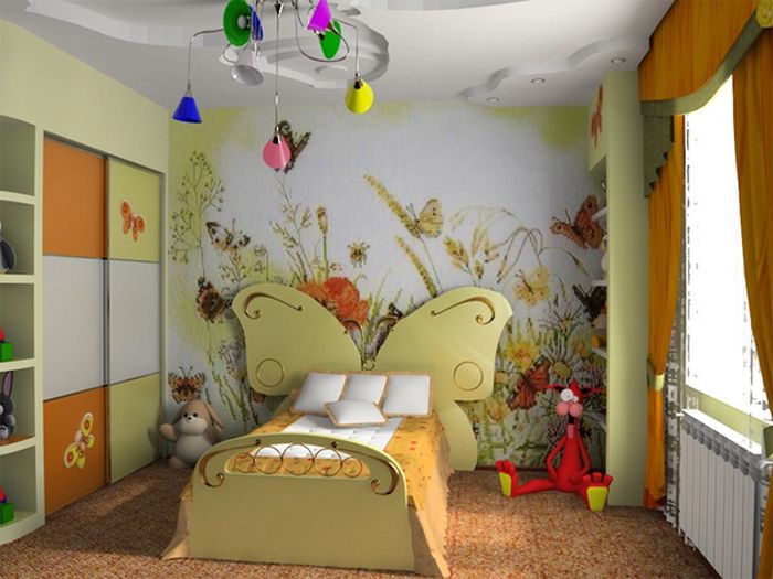 Un lit sculpté dans la chambre des filles