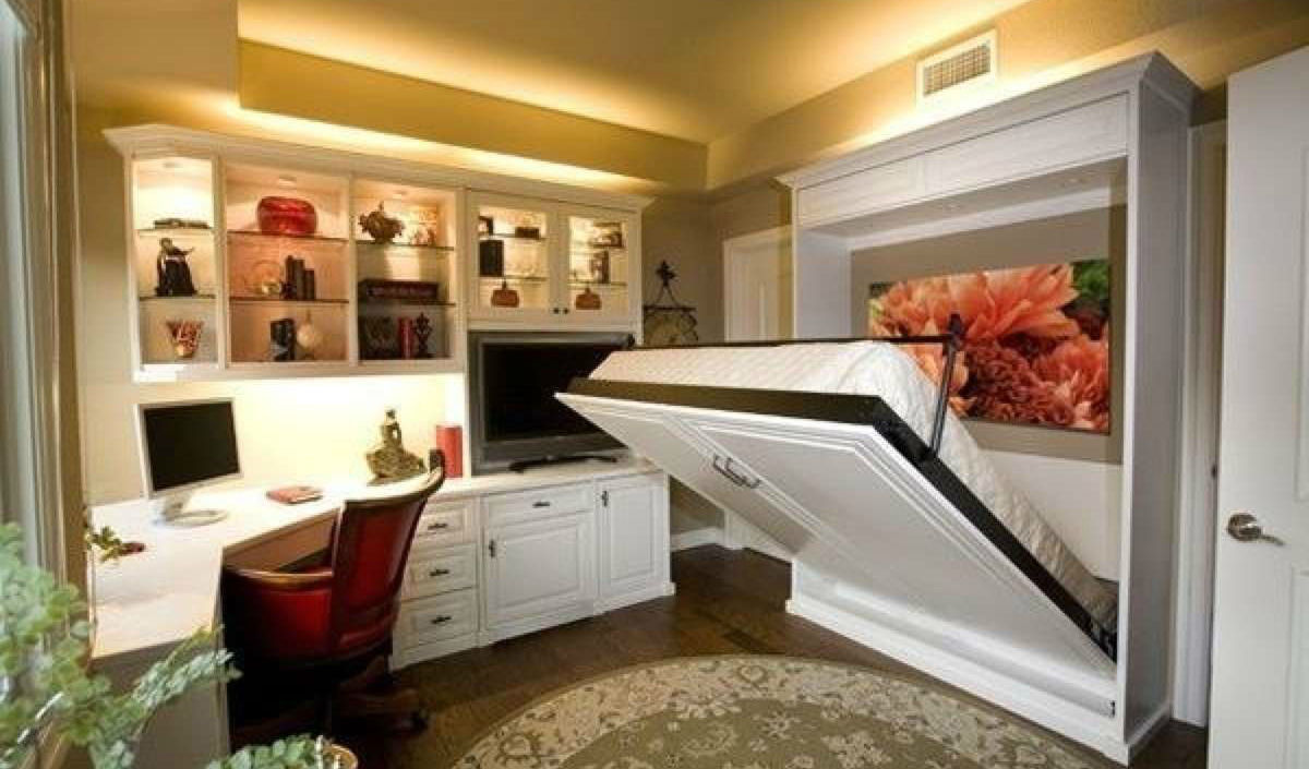 Lit armoire à l'intérieur de la chambre