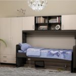 Un lit sur une table à l'intérieur de la chambre