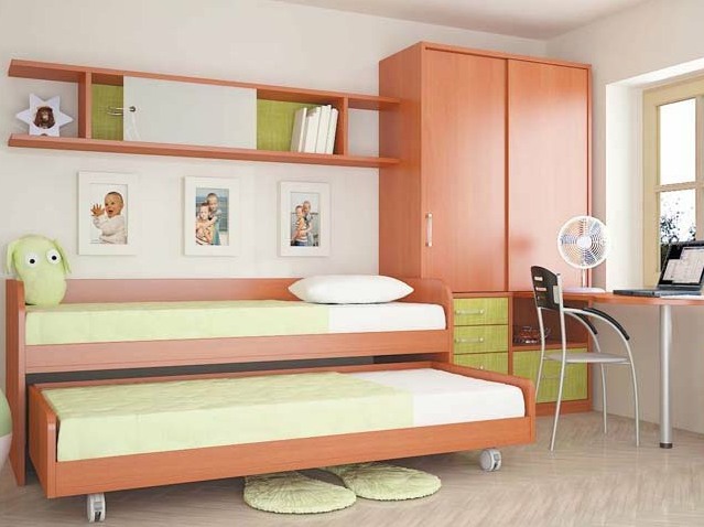 Lits pliants pour deux enfants