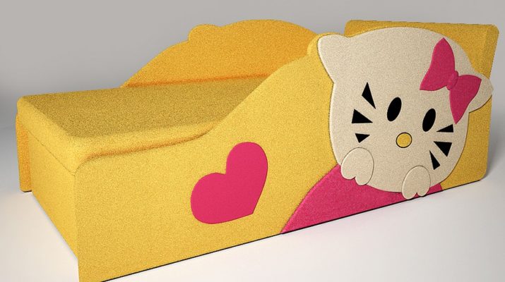 Canapé jaune avec côtés