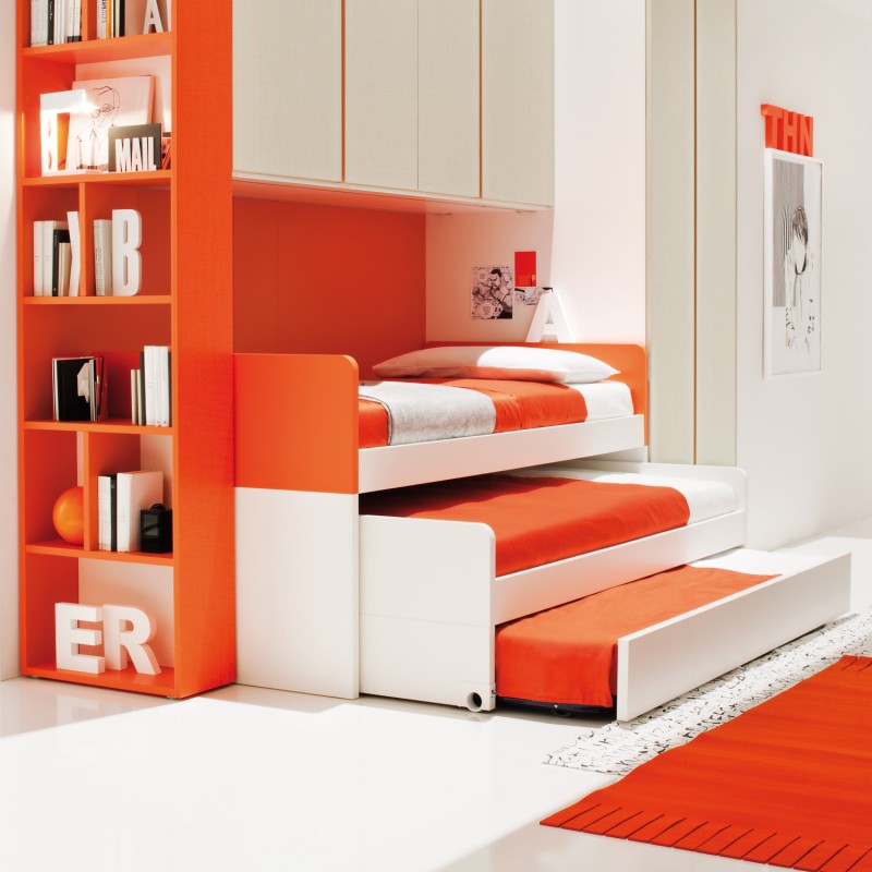 Lit pour trois enfants avec deux parties gigognes