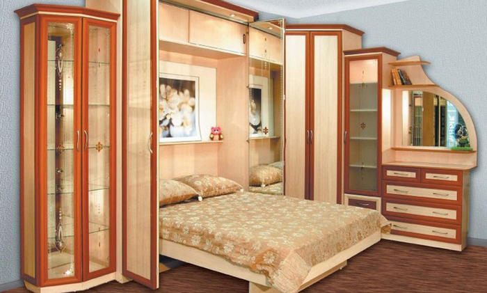 Beau lit double dans la chambre