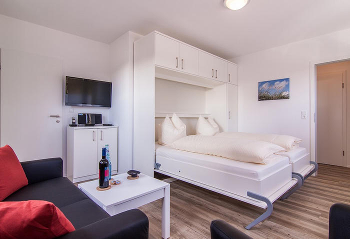 Lit blanc avec éléments en plastique