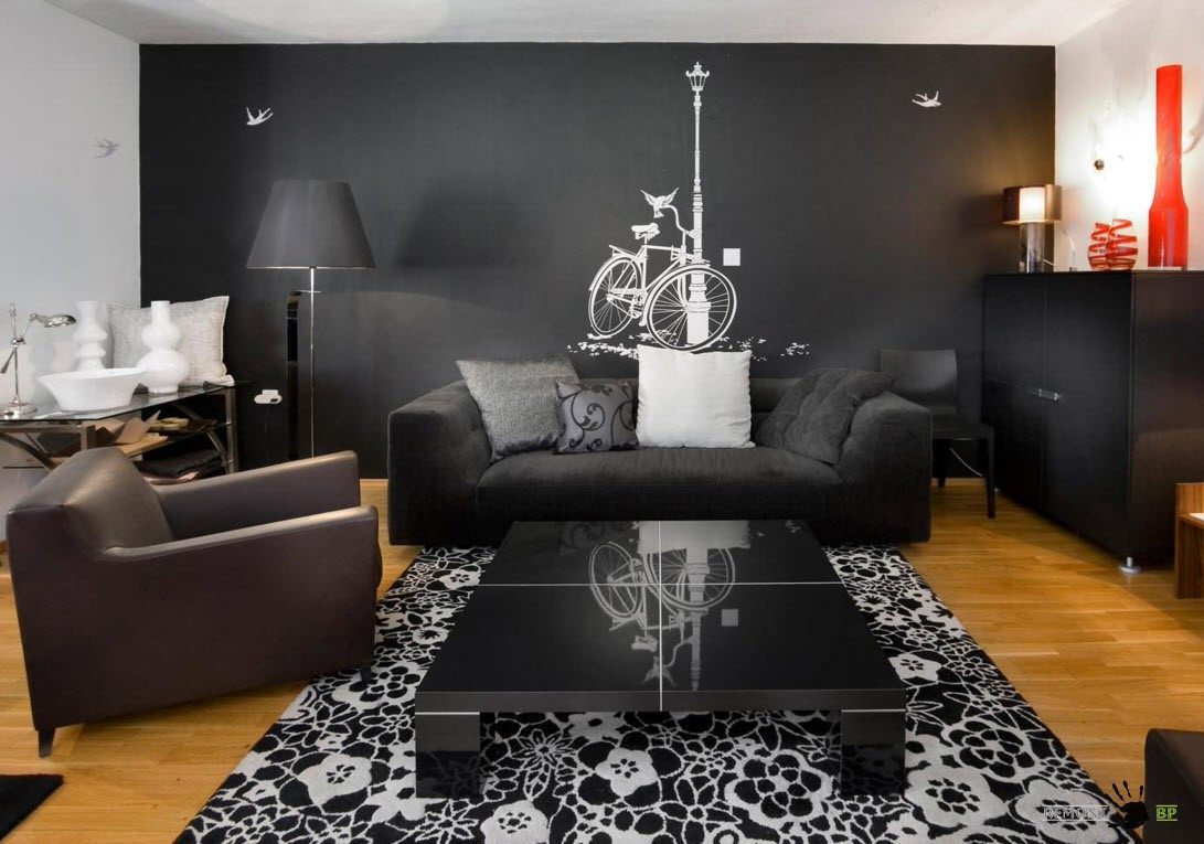 Meubles noirs sur fond sombre