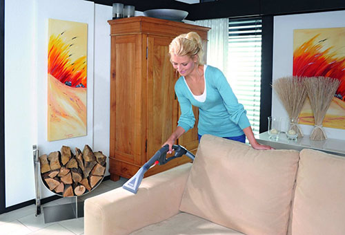 Aspirateur sur le canapé