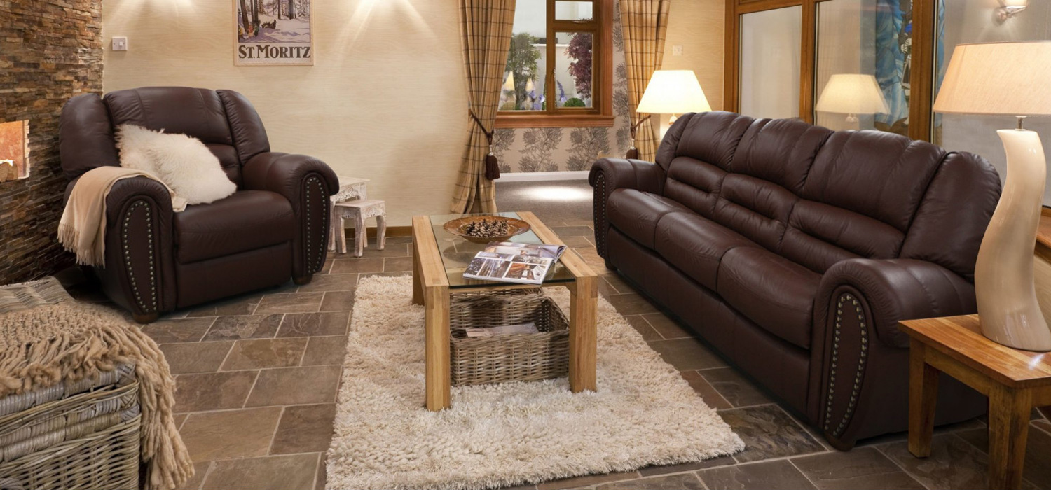 Meubles en cuir à l'intérieur du salon