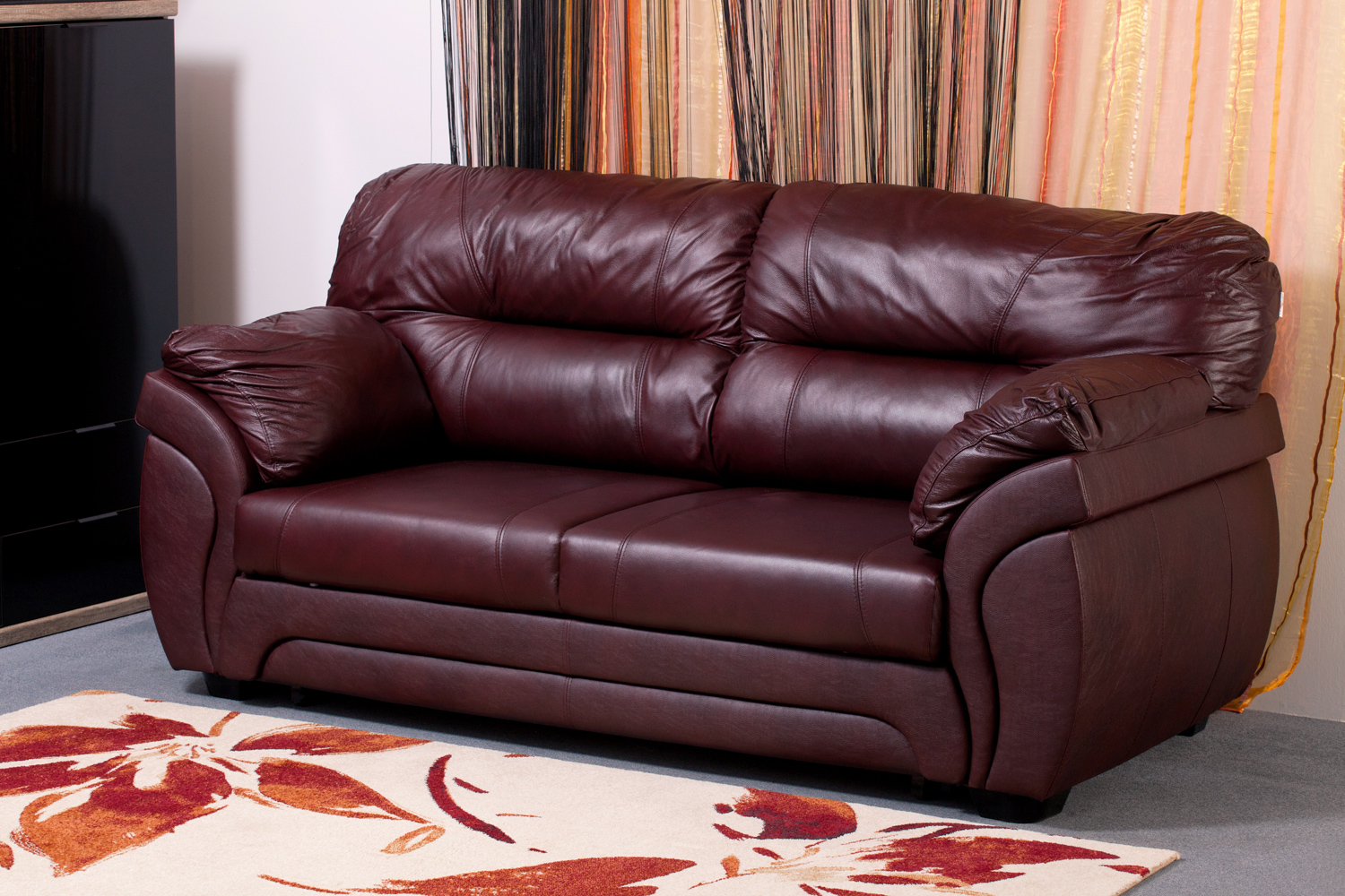 Canapé en cuir de couleur bordeaux