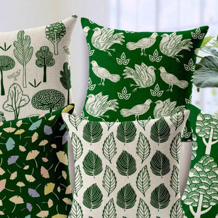 De beaux oreillers pour un canapé vert