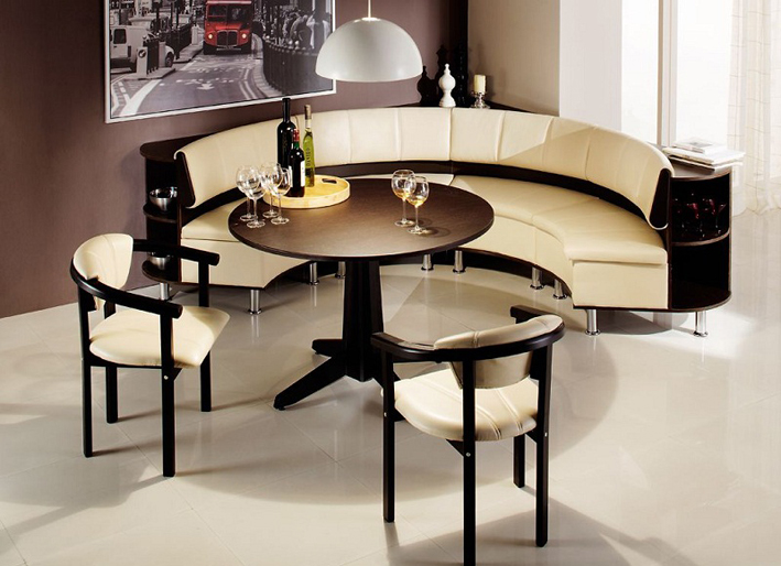 Placer le canapé dans le coin de la pièce