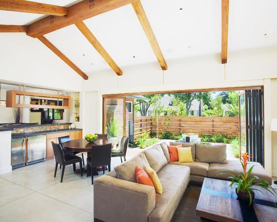 Le canapé d'angle au centre de la salle à manger peut être un endroit idéal pour se détendre et discuter après un repas copieux.