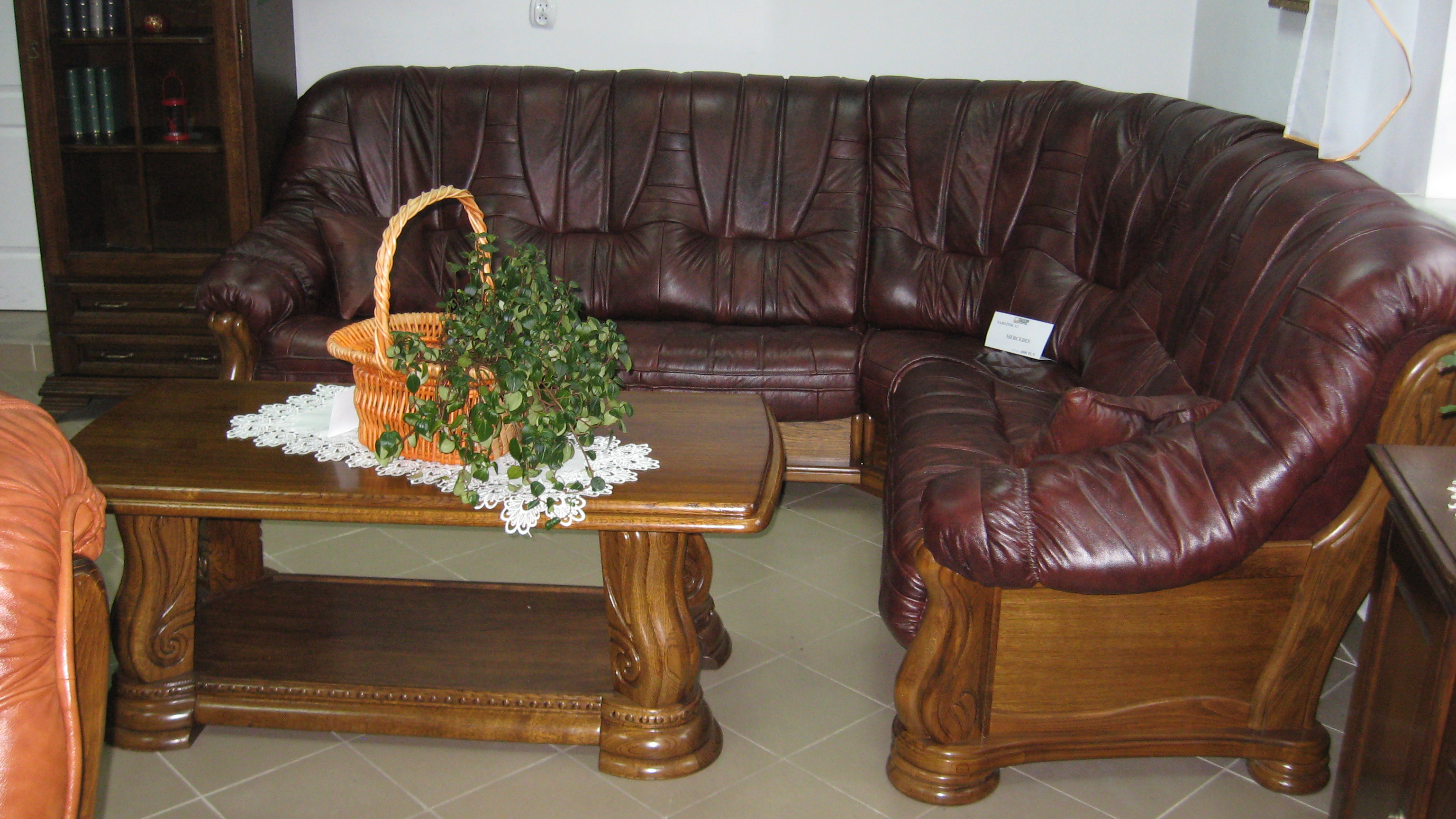 Canapé d'angle en cuir dans un cadre en chêne