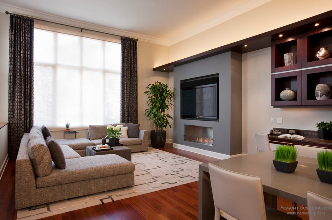 L'agencement gagnant du canapé d'angle à côté de la fenêtre du hall