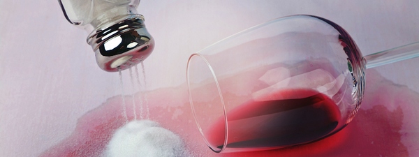 Utiliser du sel pour nettoyer les taches de vin