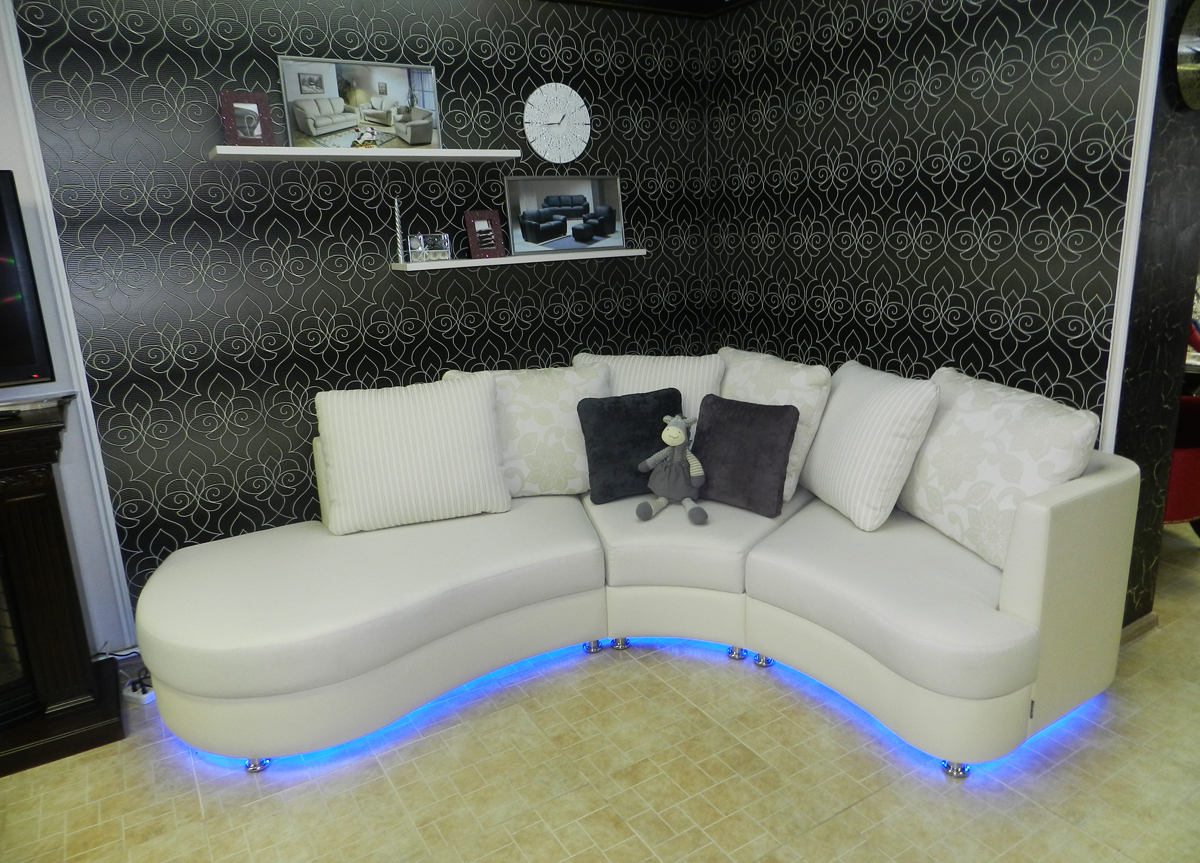Canapé blanc avec éclairage