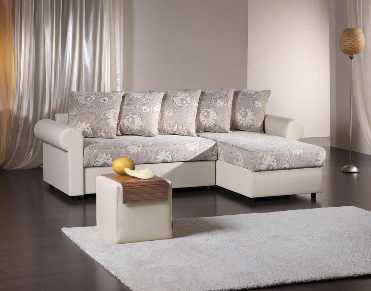 Canapé blanc avec coussins