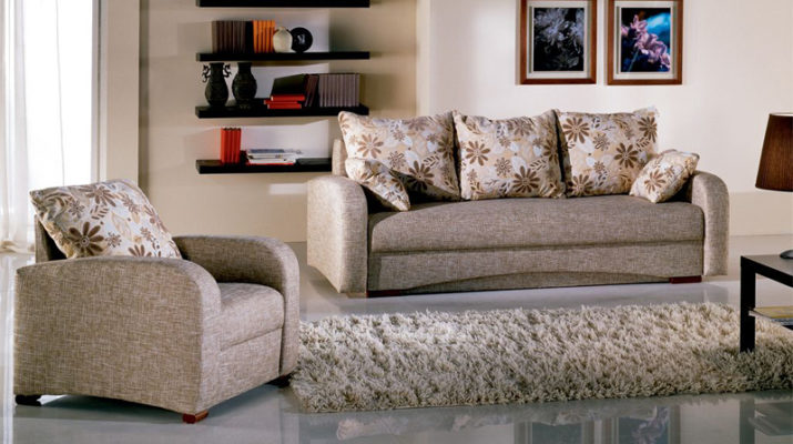 Canapé en teck à l'intérieur