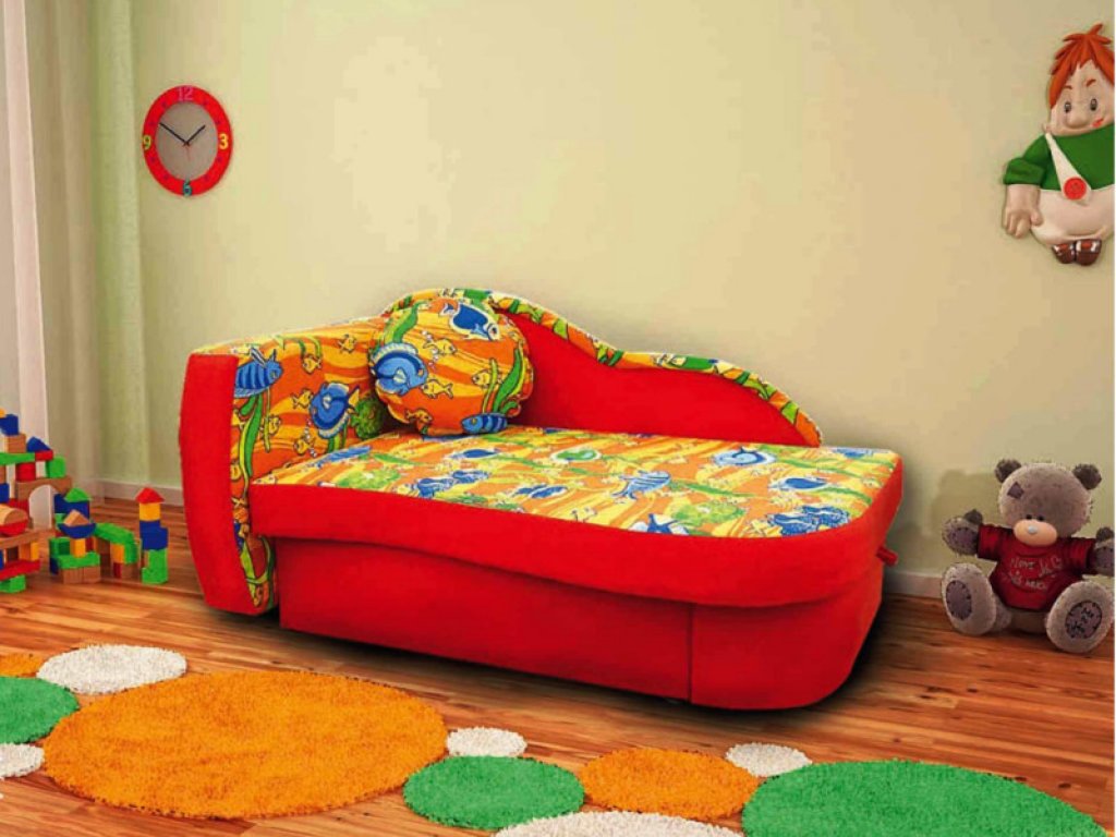 Canapé rouge avec un motif