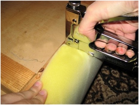 Comment fixer correctement un caoutchouc mousse