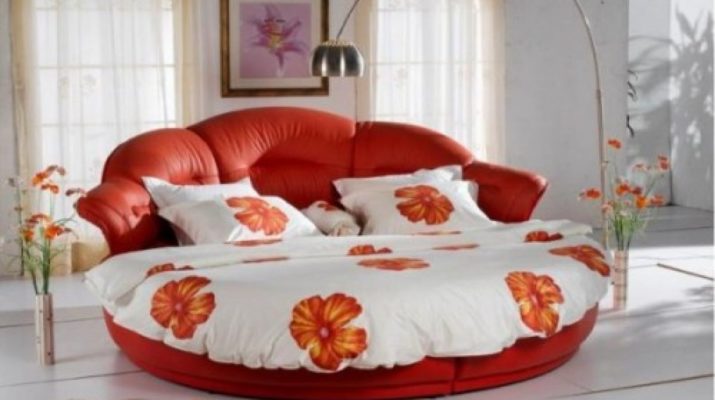 Linge de lit sur le canapé