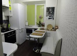 Un canapé droit à l'intérieur de la cuisine